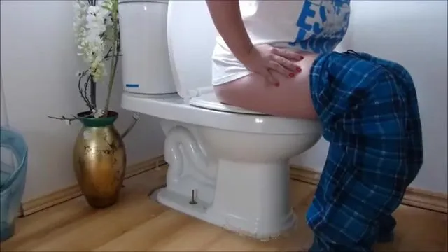 MarynJein - On toilet 1