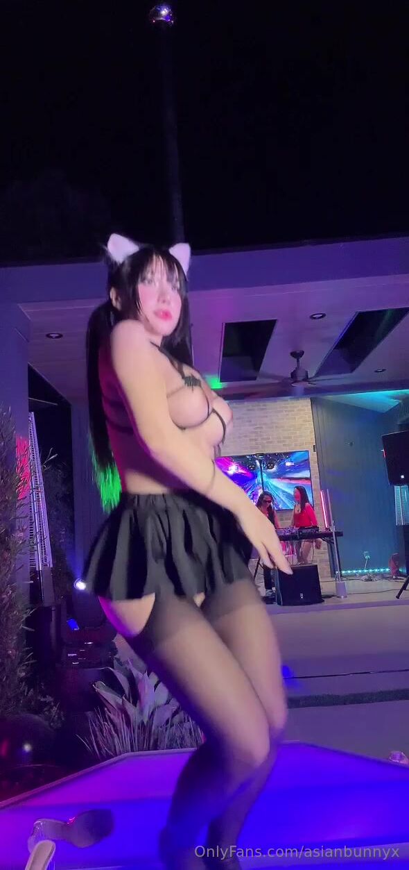 Asianbunnyx pole dance