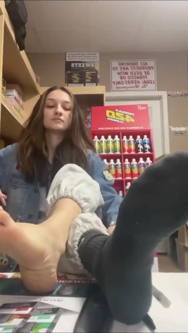 Gigi - Feet JOI