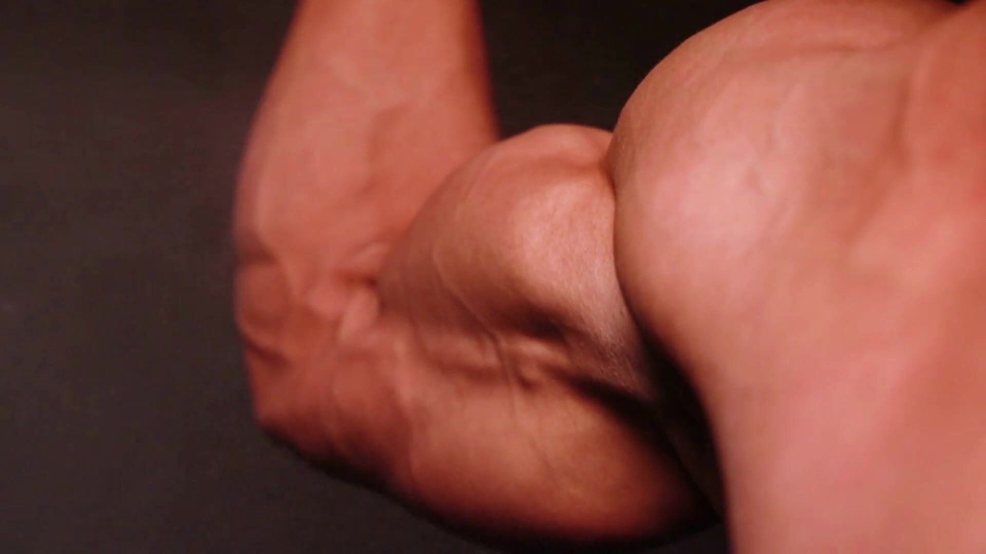 Ripped Reiley - Extreme Biceps