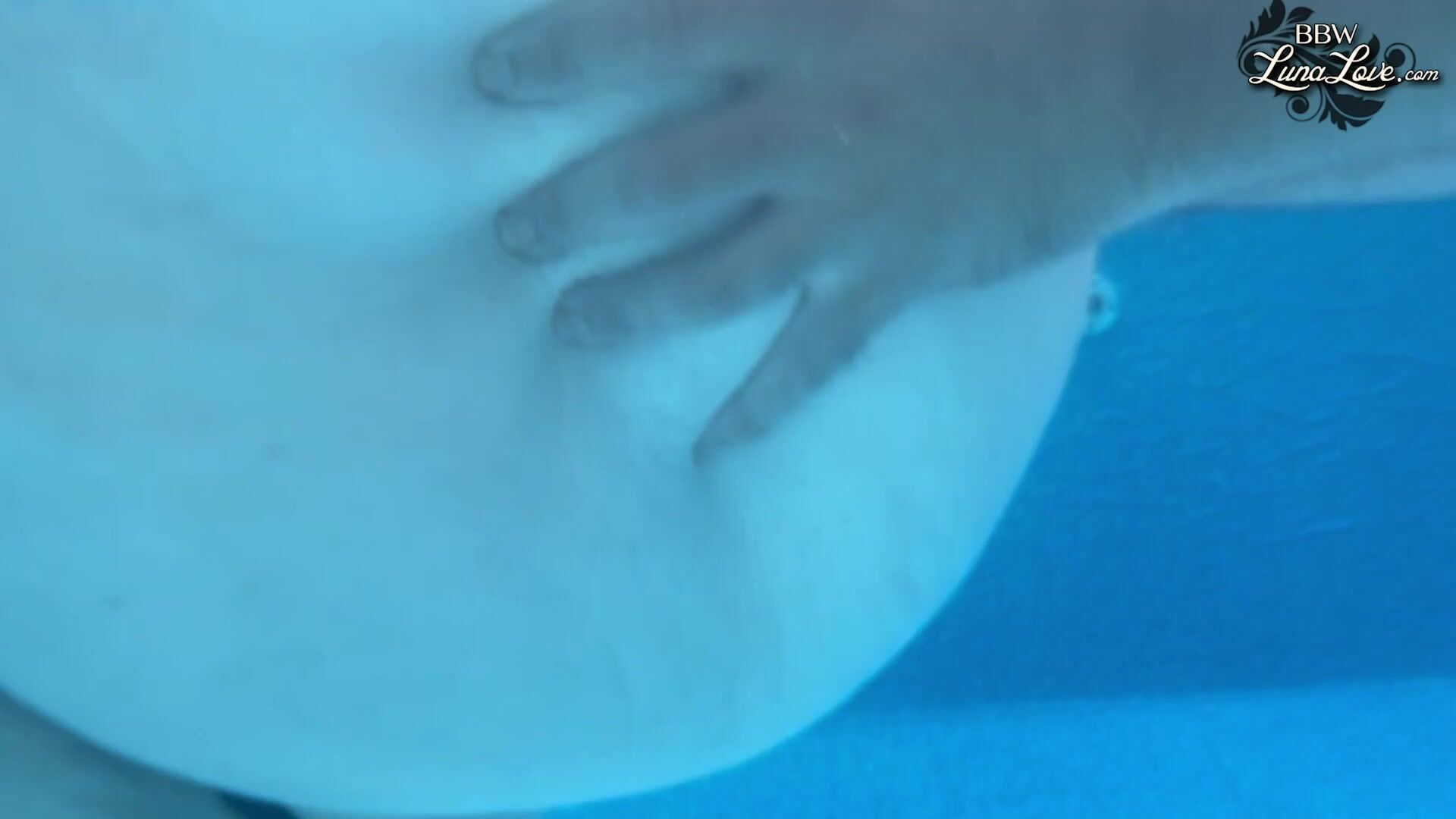 SSBBW Luna Love Belly Play underwater