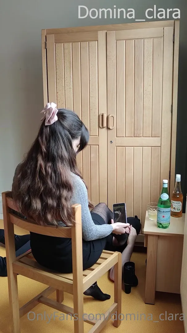 foot worship young goddess