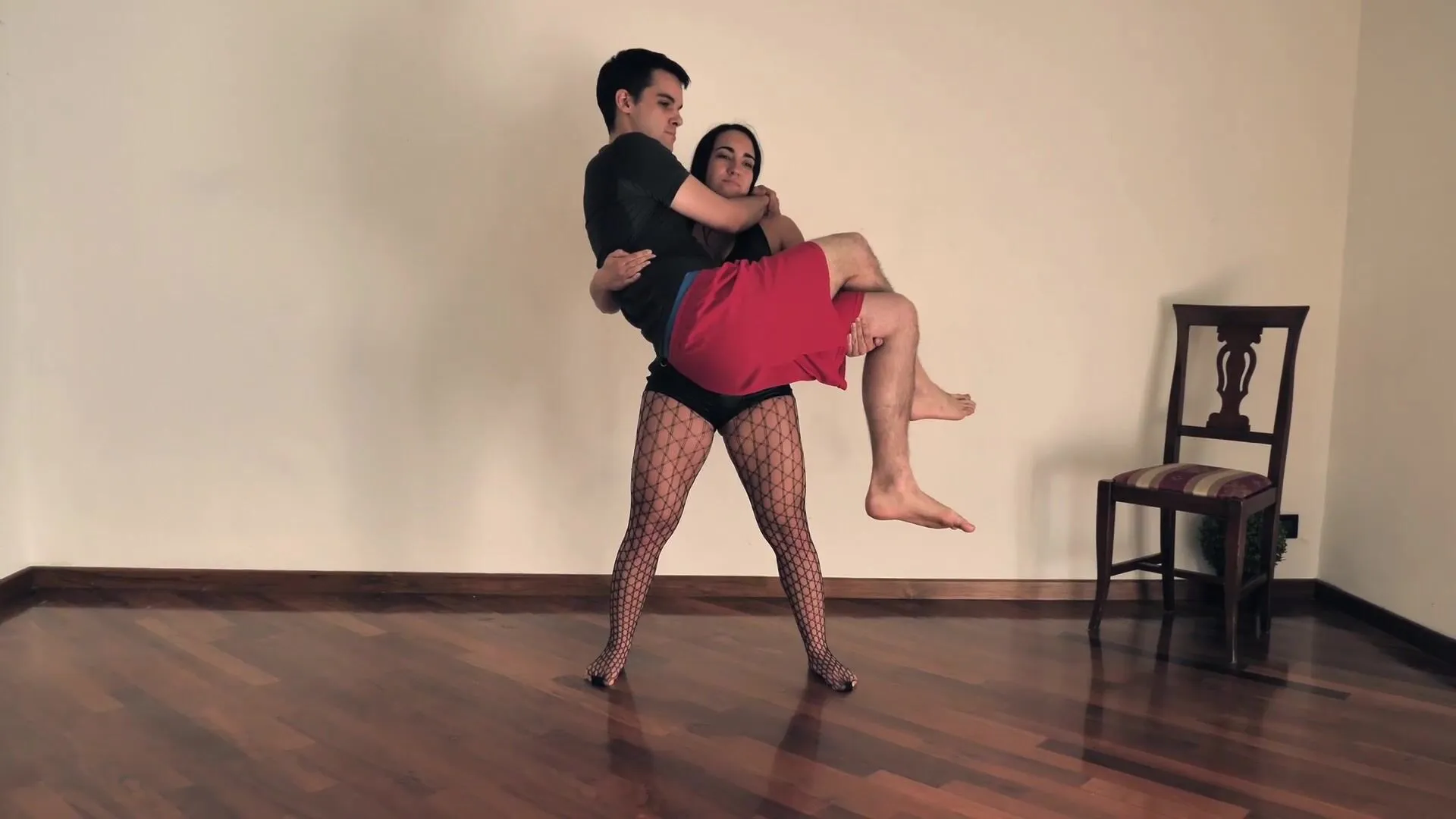 Short thick girl lift and carry tall guy piggyback - Italian Fetish Game