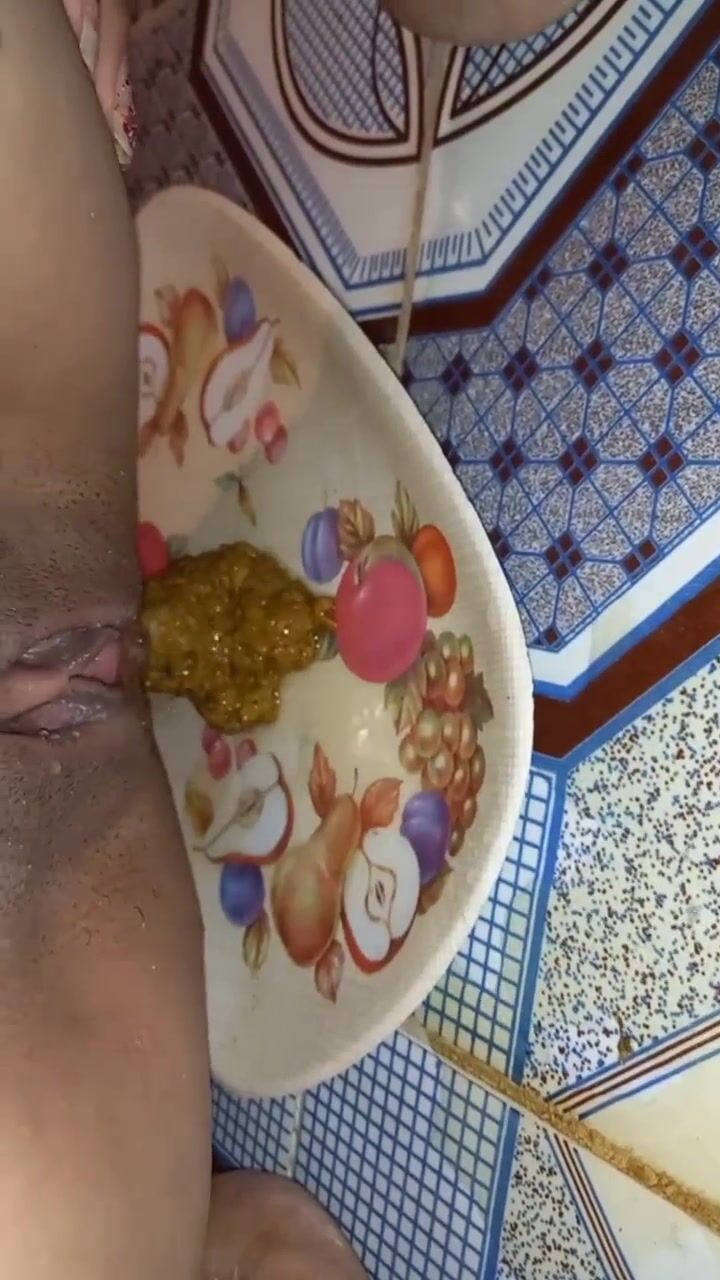 Persian Mistress Train her bitch to eat shit (LEZDOM)