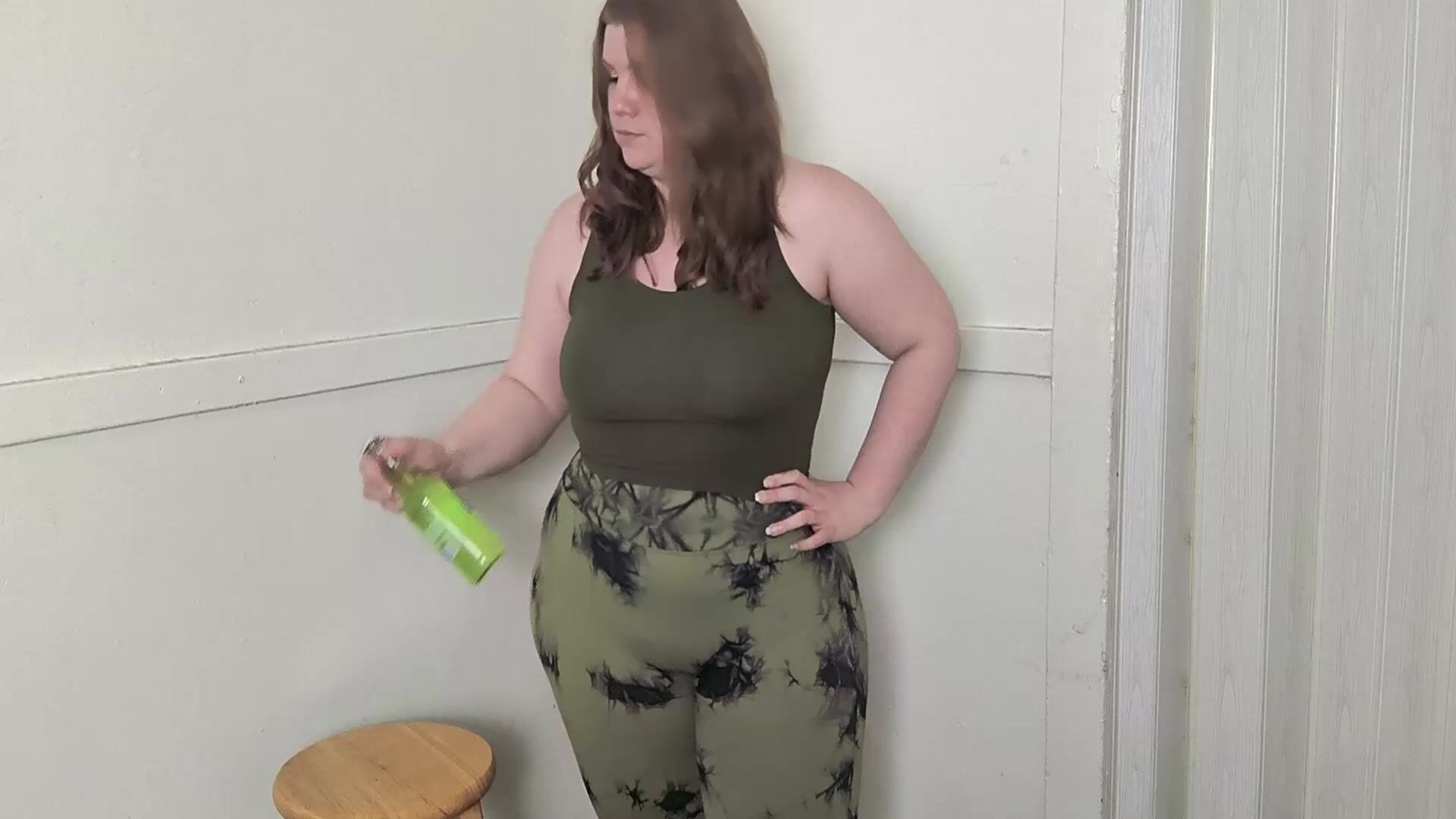 Kelly Shamrock farting in leggings