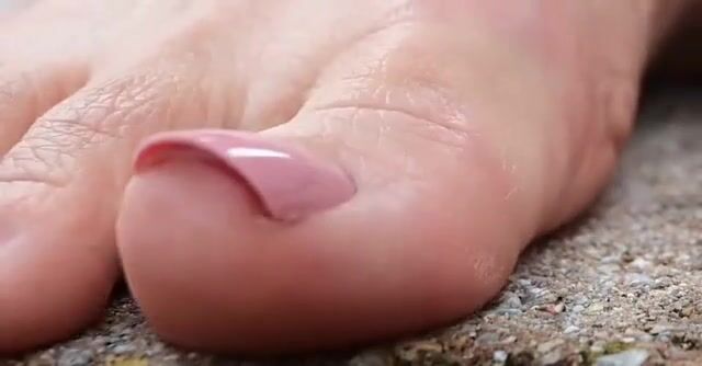 Giantess unaware of tiny