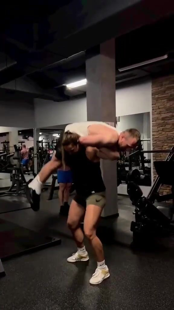 Jana Vaskova overhead lift