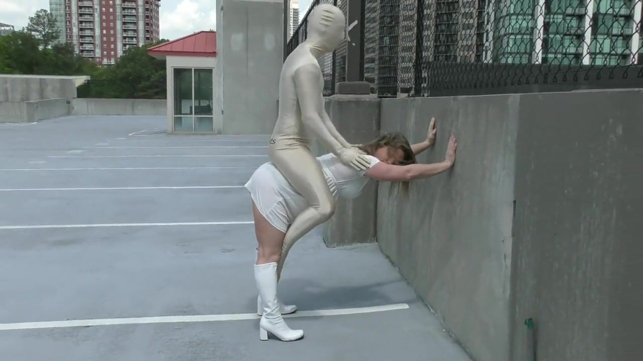 muscle girl lift carry