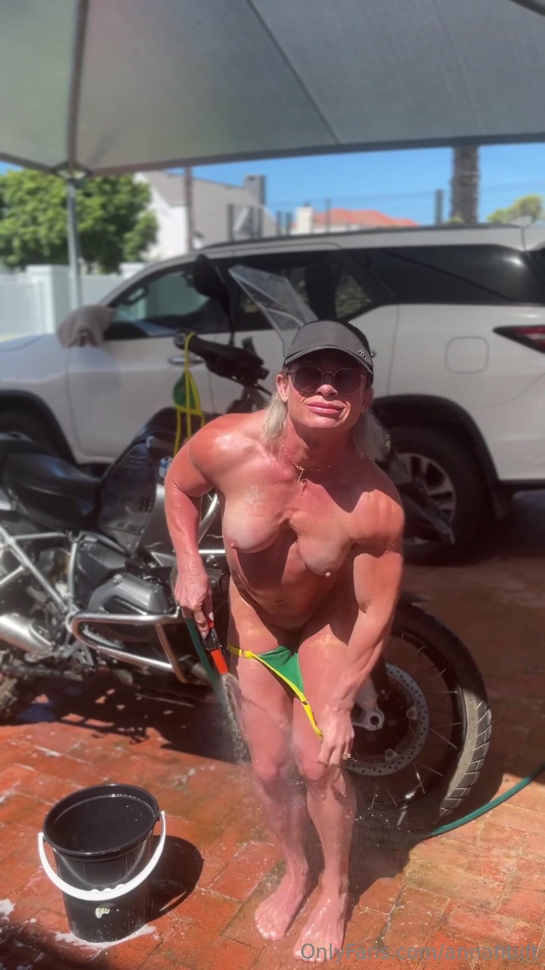 muscle milf gets wet then gets naked