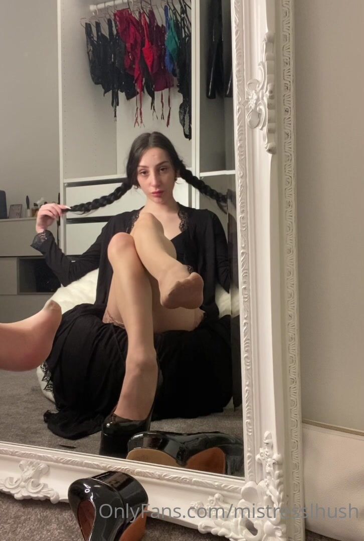MistressLHush nylon feet tease