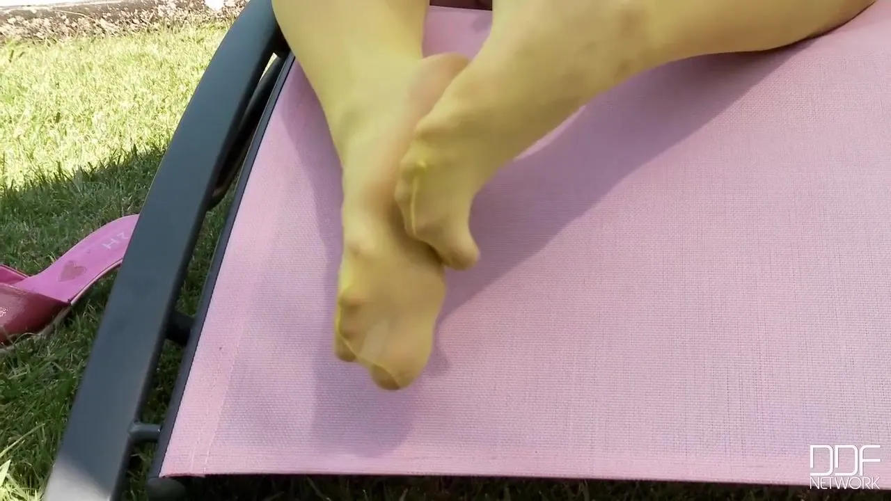 Kety Bleins (40 eu) worships her feet in the sun