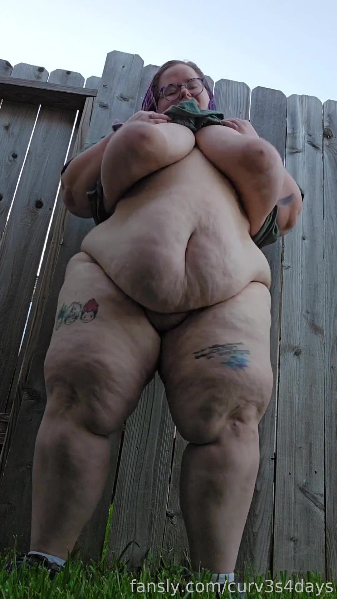 Curv3s4days Shaking Her Fat And Masturbating Outside
