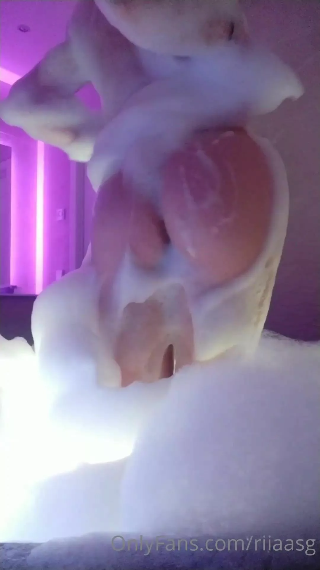riiaasg playing with my ass in the jacuzzi full of foam xxx onlyfans porn videos