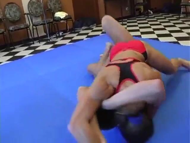 Sarah de Herdt wrestling