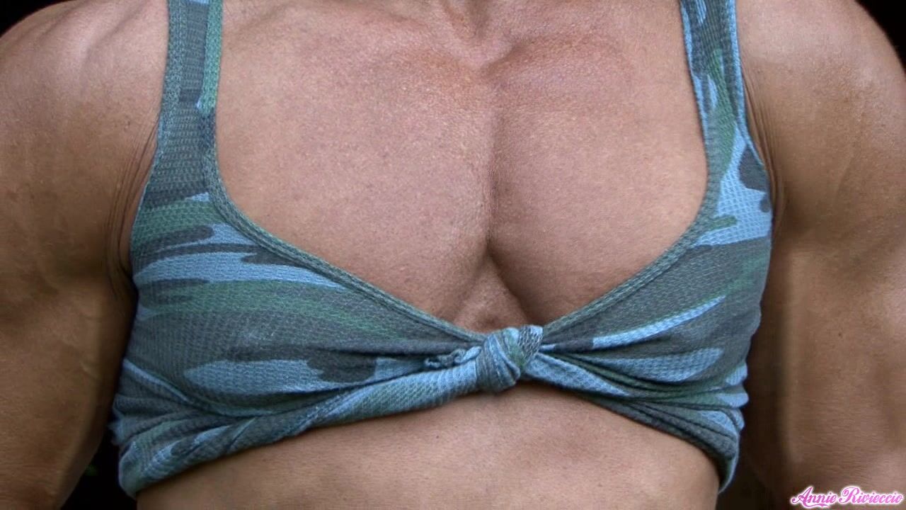 AnnieR showing off her shizzled muscles