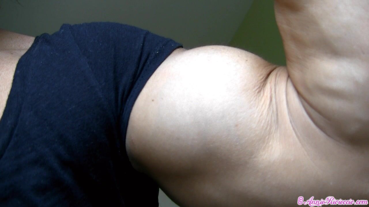 AnnieR showing off her shizzled muscles 5