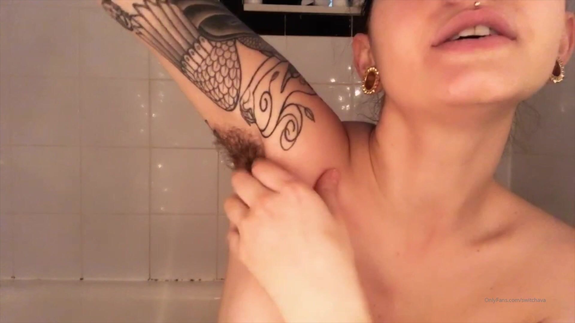 queenavaline- smell my pits before shower