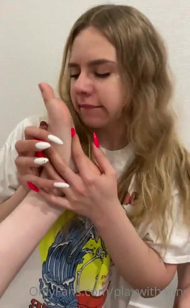 feet kissing and headscissor