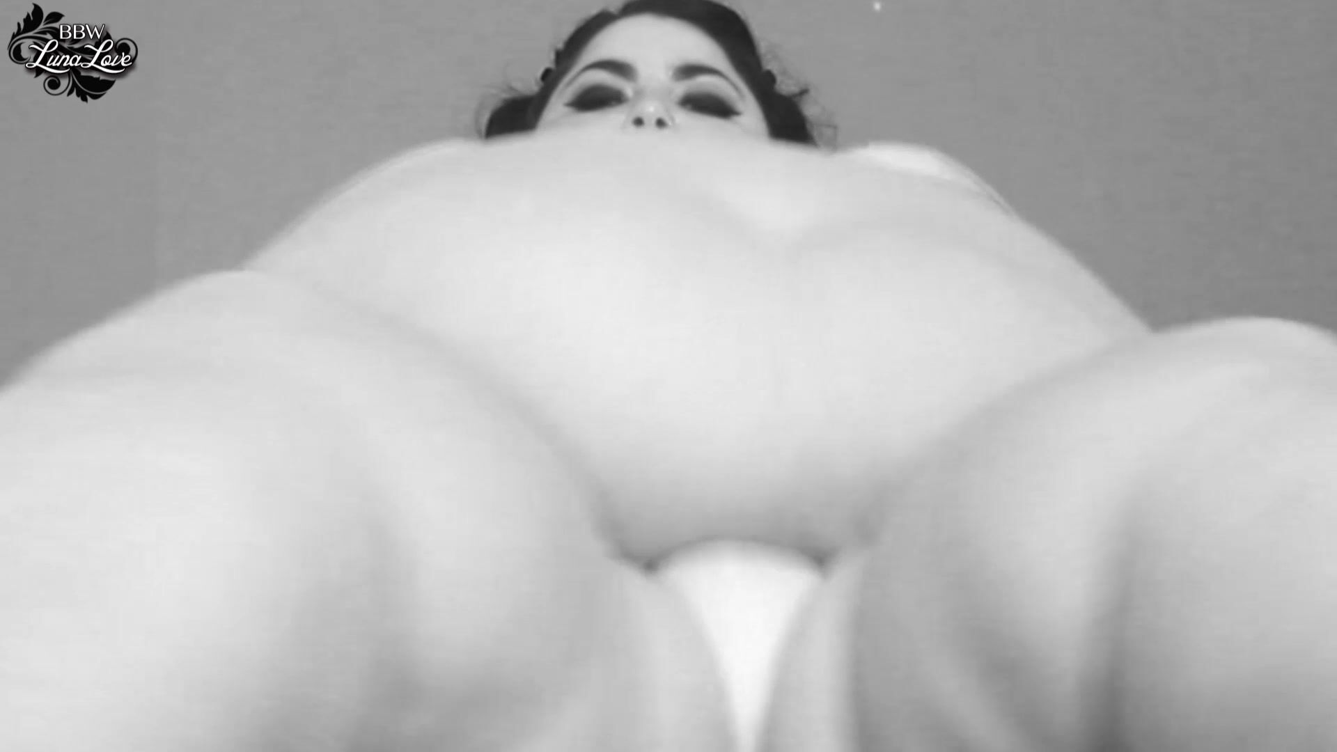SSBBW LUNA LOVE JIGGLES HER FAT
