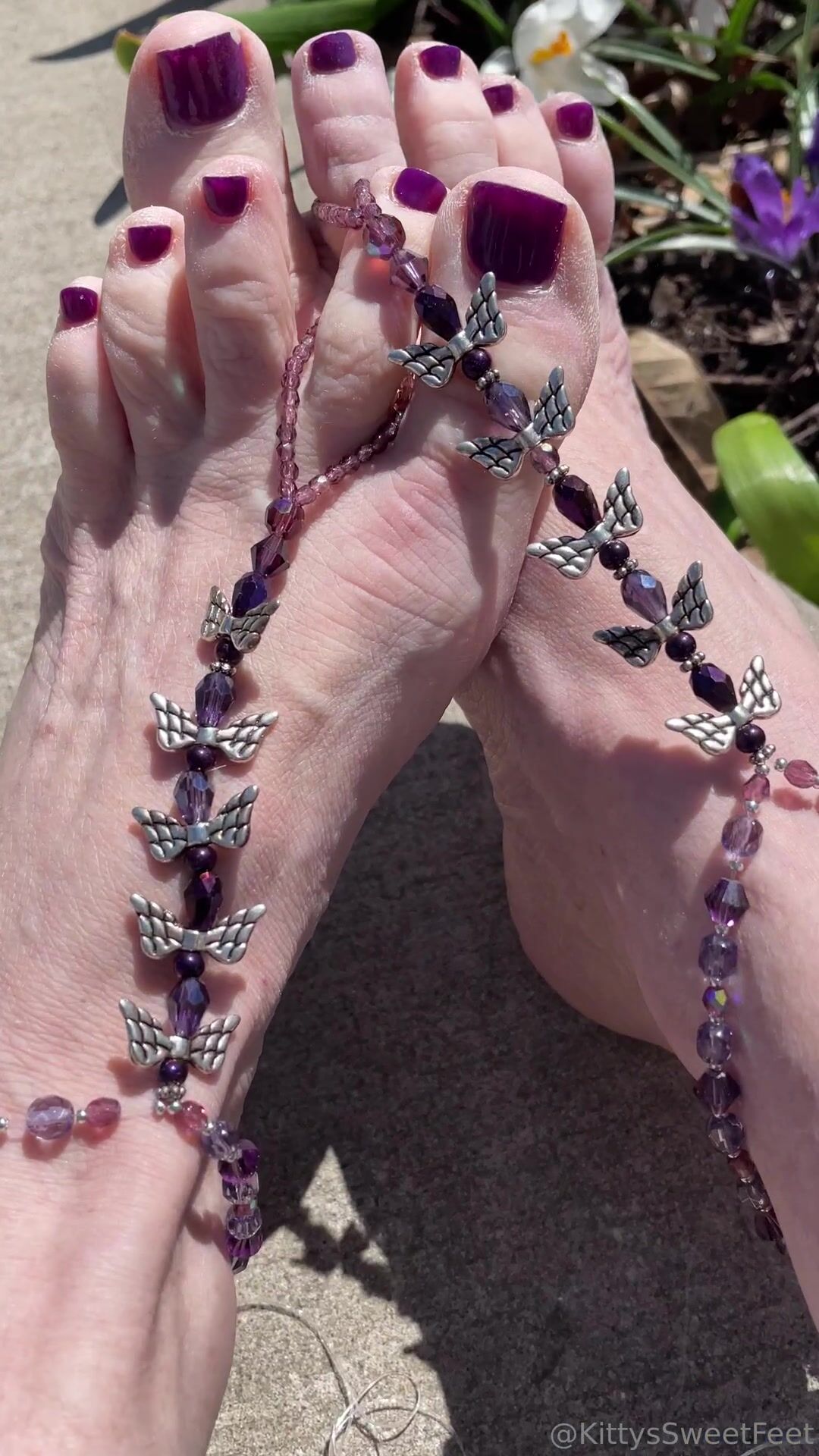 Kitty's feet with flowers