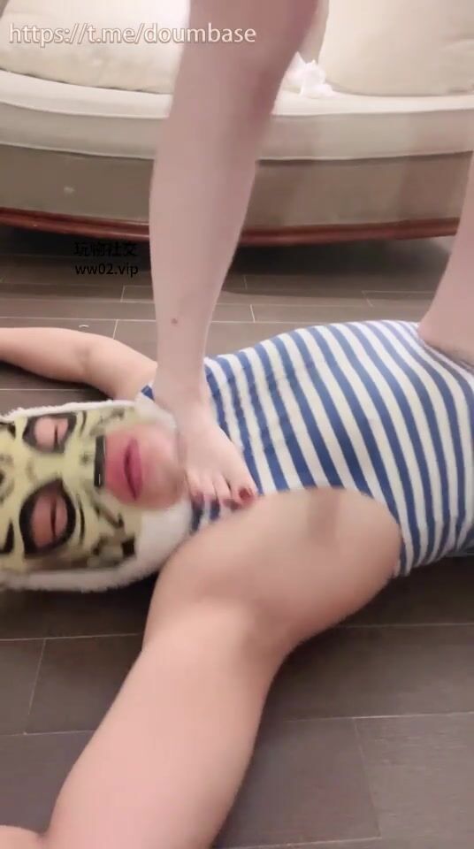 Chinese Femdom Ballbusting