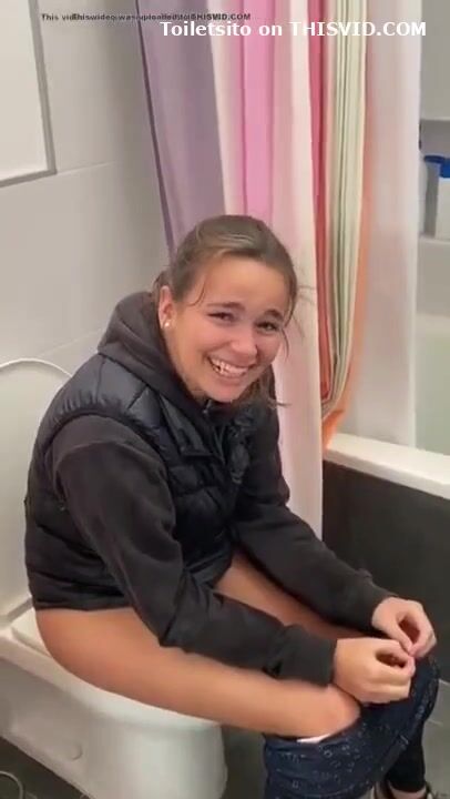 Hot Girl Taking a Poop While Being Recordes