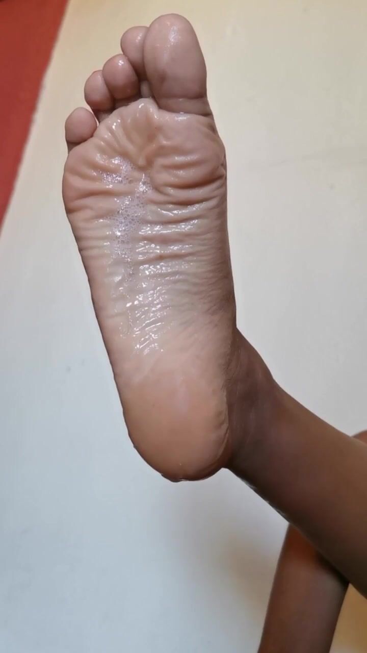Chupando mis pies y siliva2....