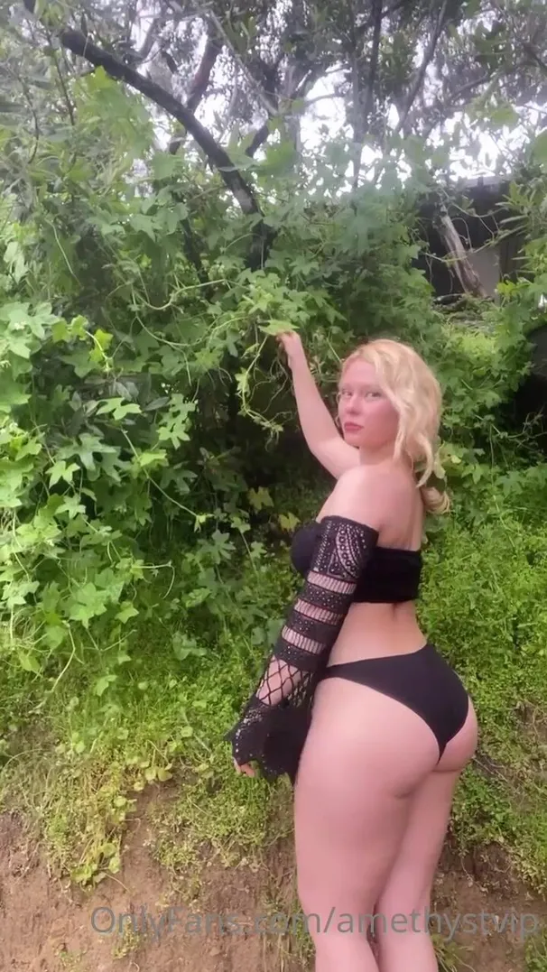 AmethystVIP booty in the forest