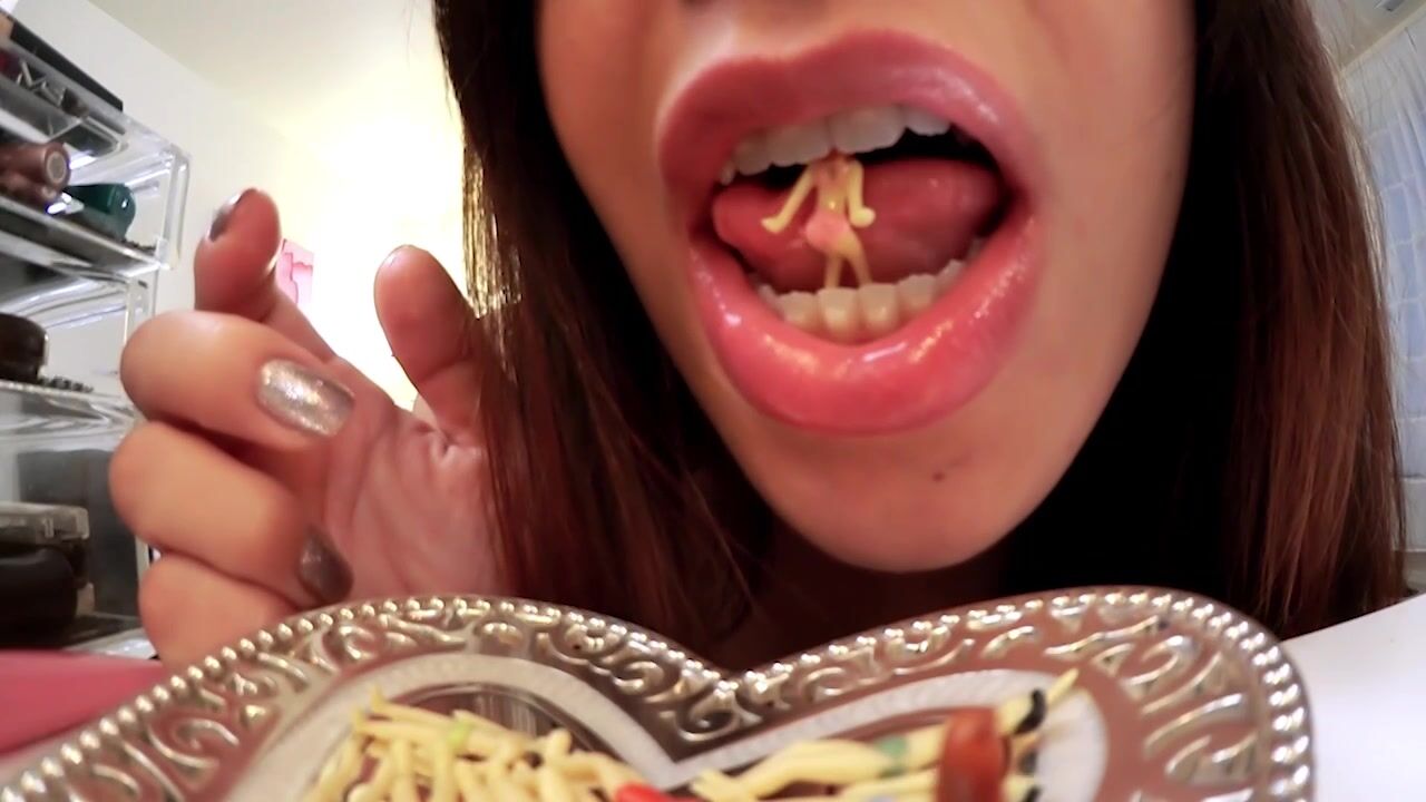 Giantess Katelyn Brooks eats tinys vore pt1.