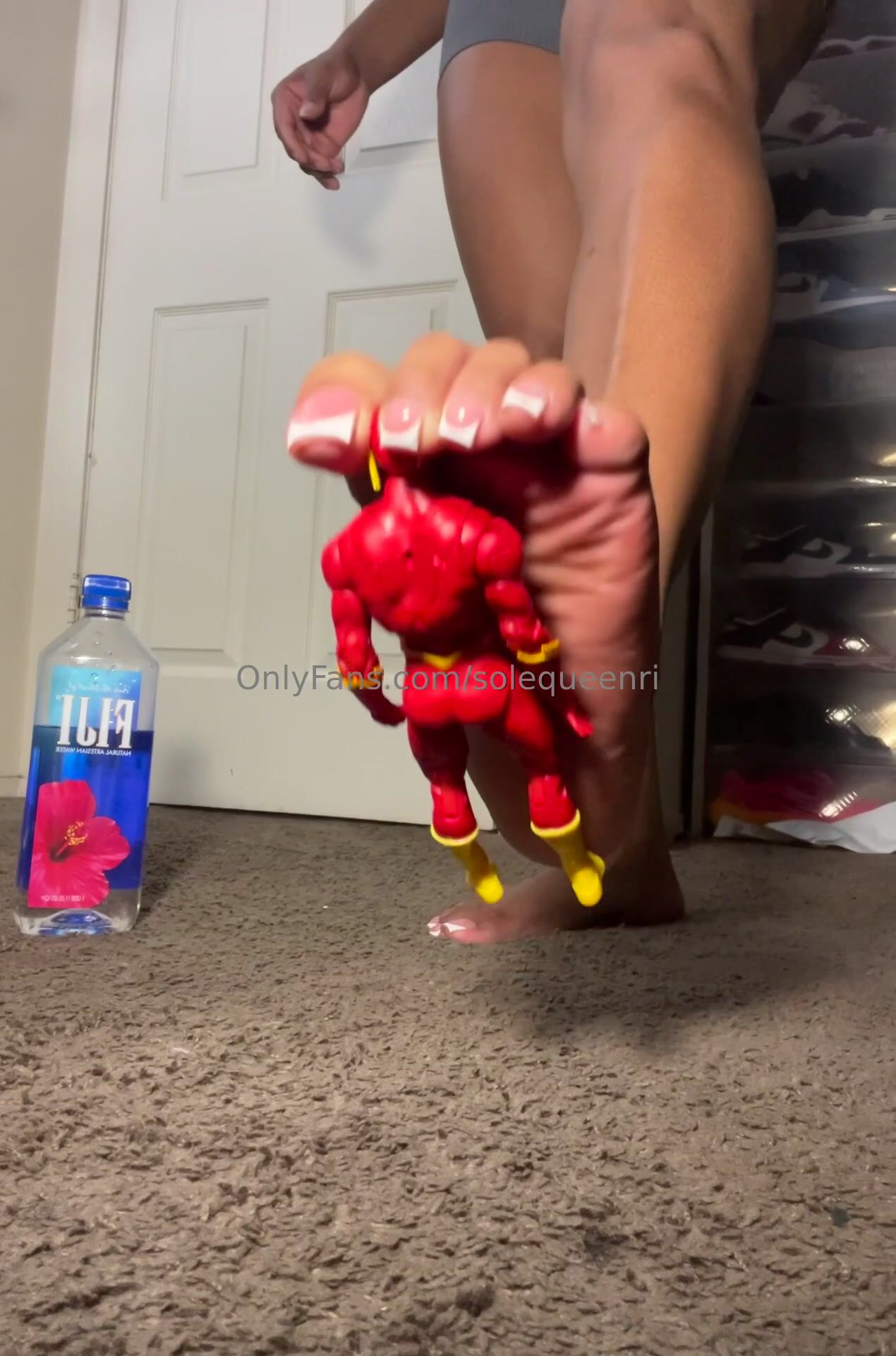Giantess solequeenri crush tiny under her soles