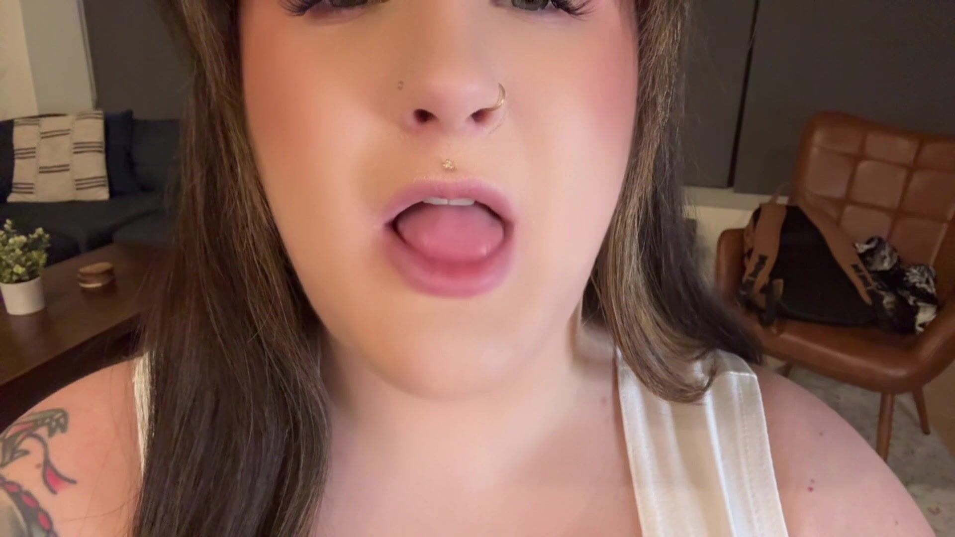 Hooters Waitress Devours Customer feedxmexdaddy