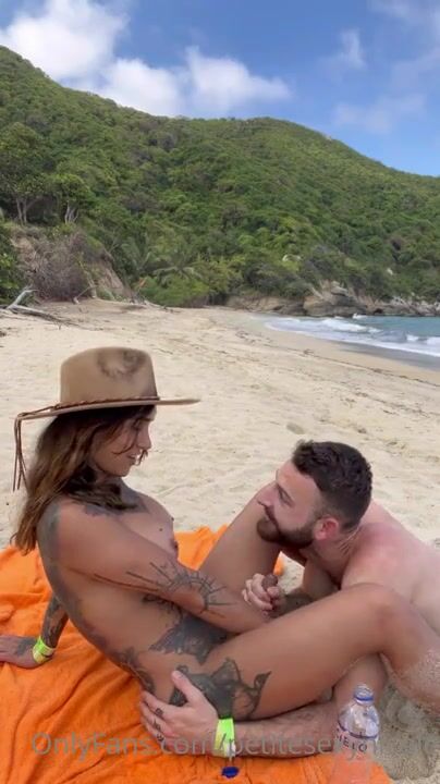 Petitesexynicole - Beach blowjob TS