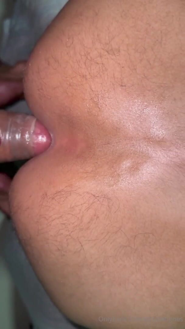 Elizabeth Goes removes condom while topping