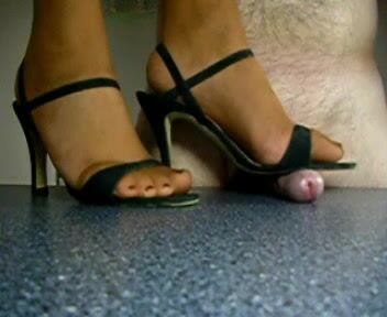 Shoejob cumming while crushing between foot and heel