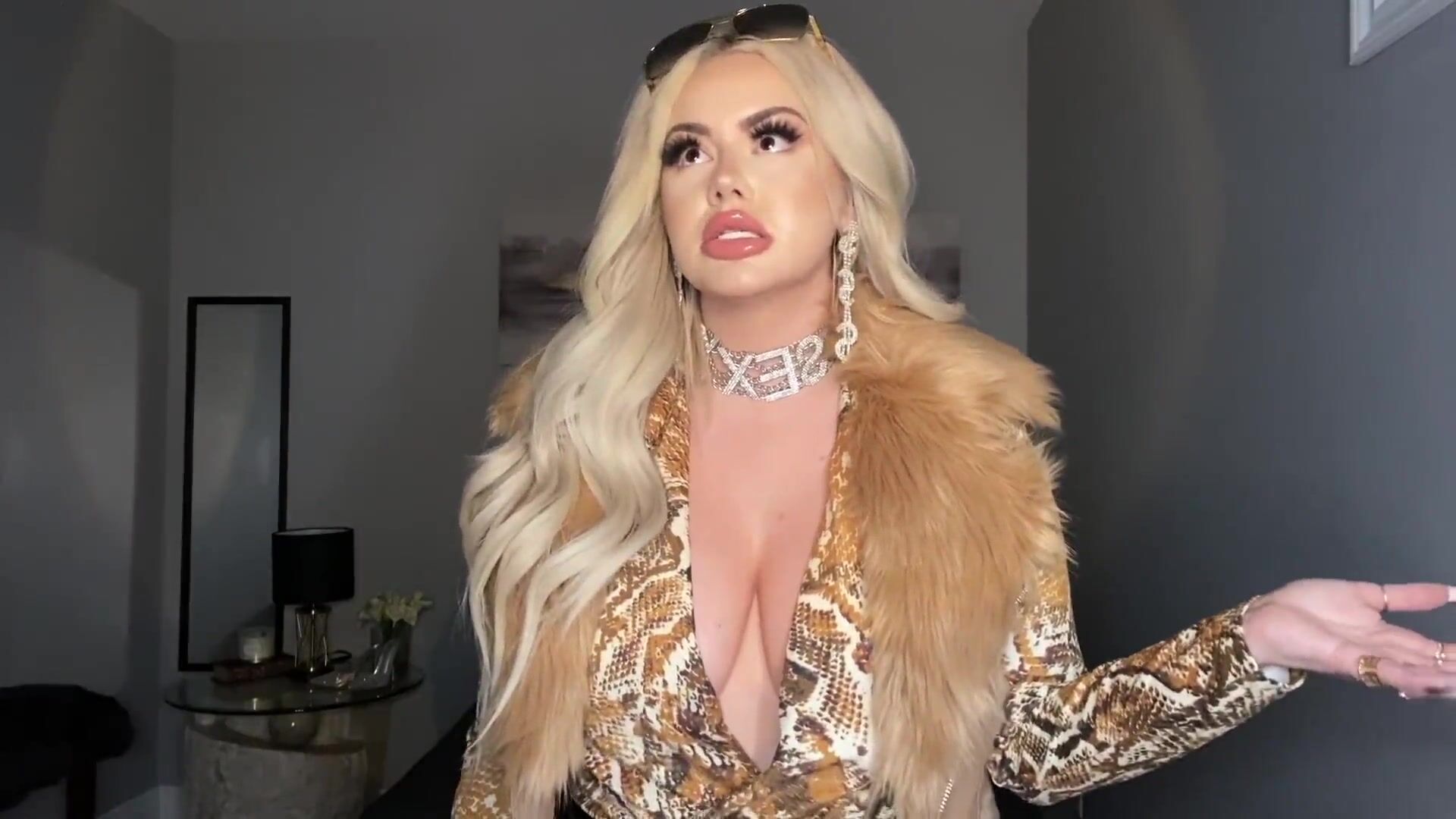 Alissa Ryan gold digging brat wants it all
