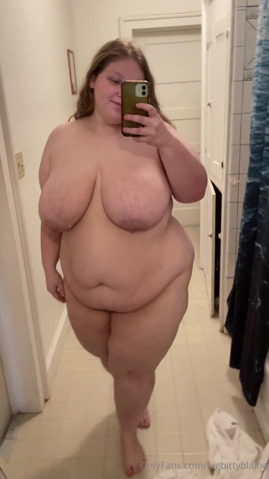 Bigbittyblaine Showing Off Her Body