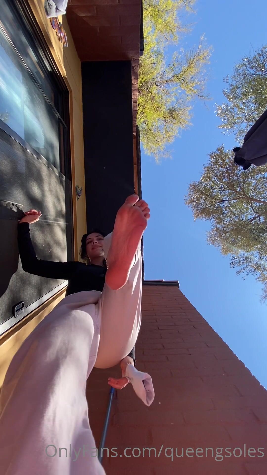 Queengsoles Giantess caught you trying to escape