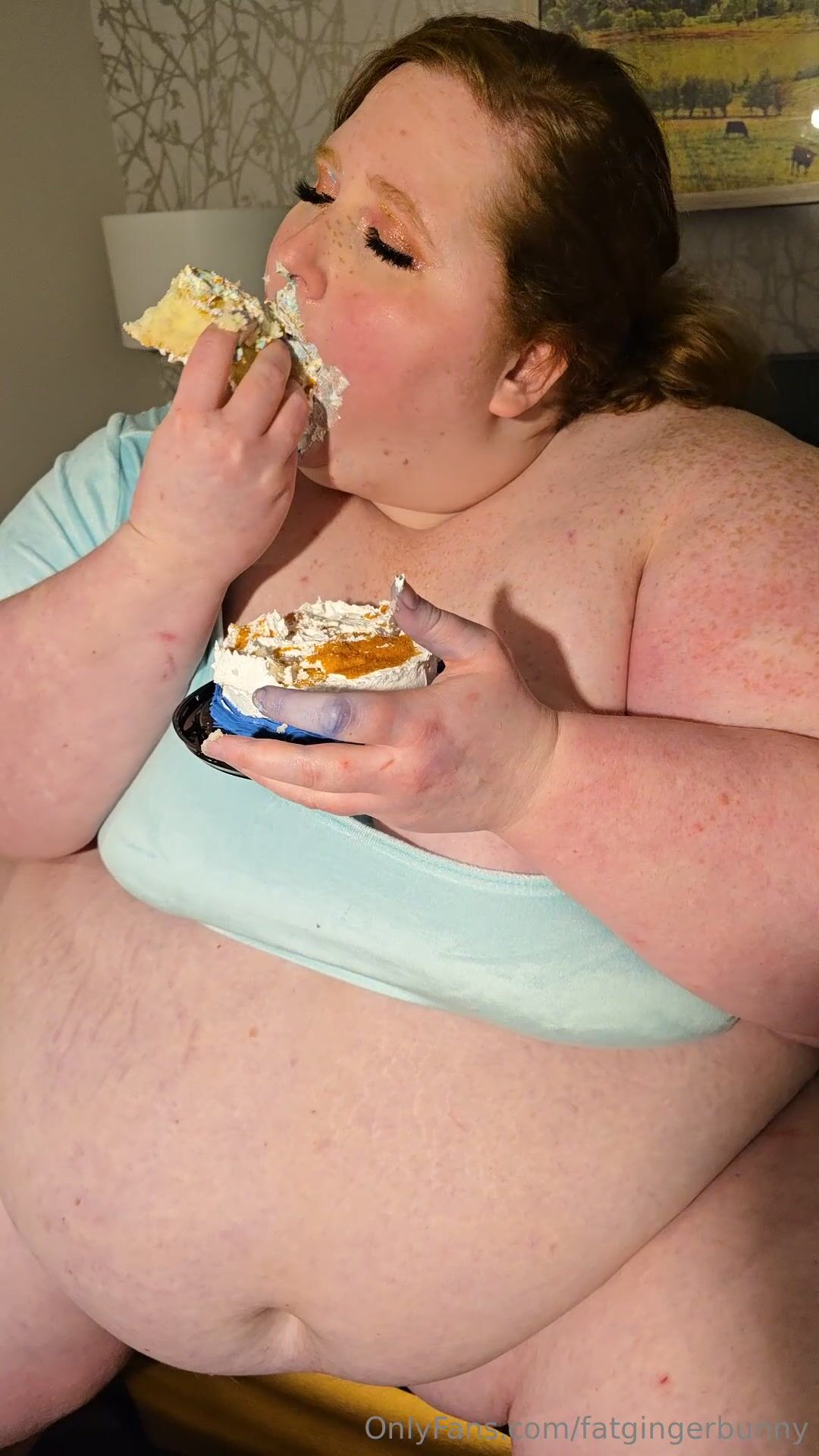 Gingerbunny eating cake