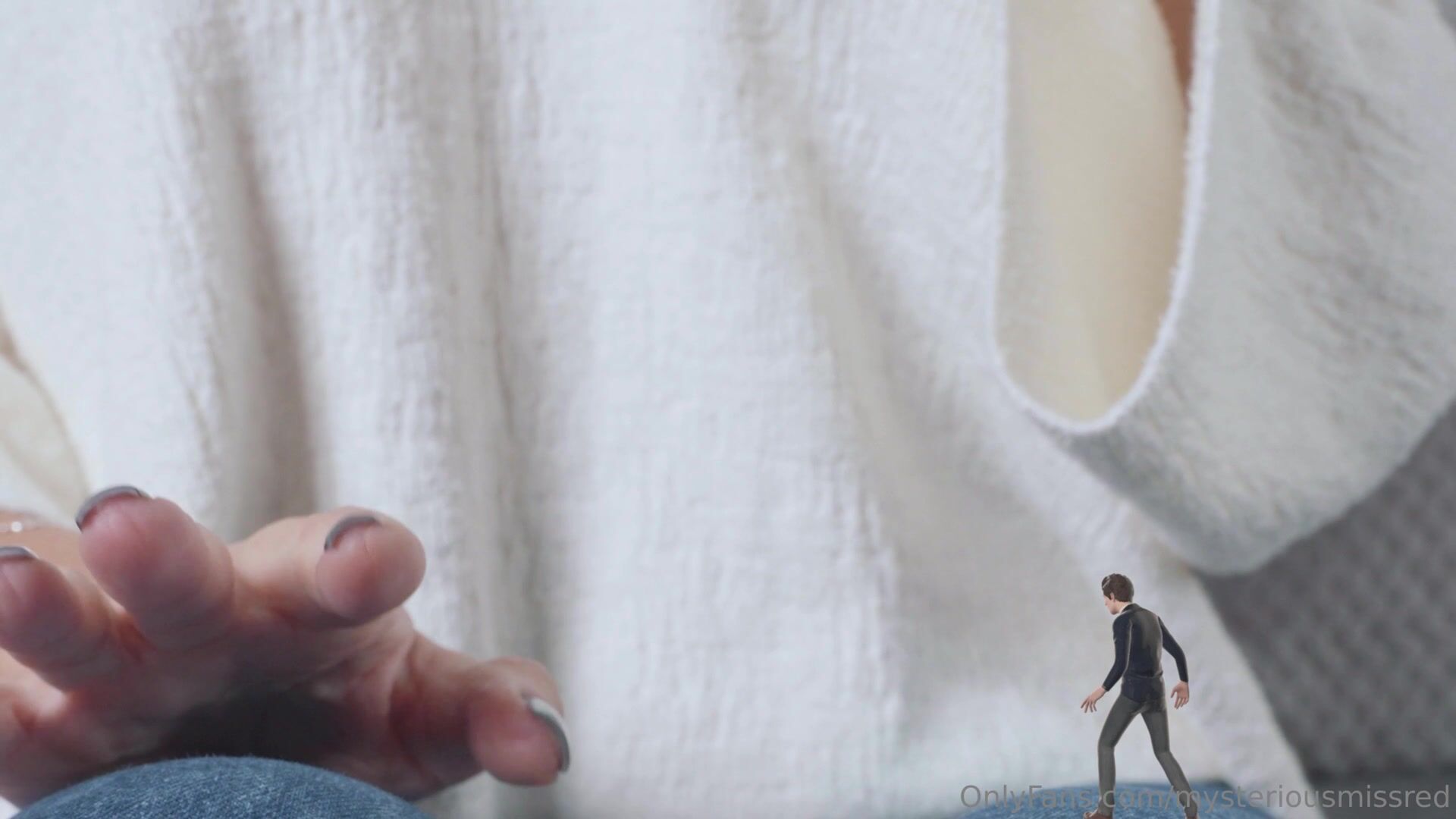 Giantess crushes intruders