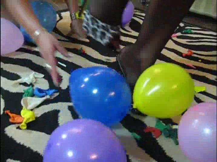 [LegsWorld] Lady Barbara - 2007-12-06_Balloon_Crushing