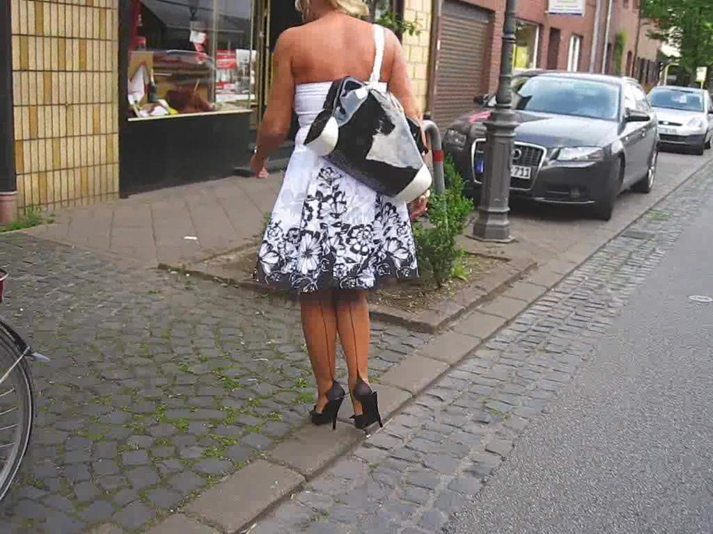 [LegsWorld] Lady Barbara - 2008-06-23_Spaziergangin_Dorf