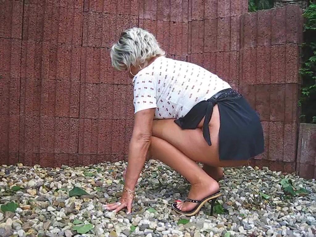 [LegsWorld] Lady Barbara - 2008-07-01_Blowjob_an_der_Holzhutte