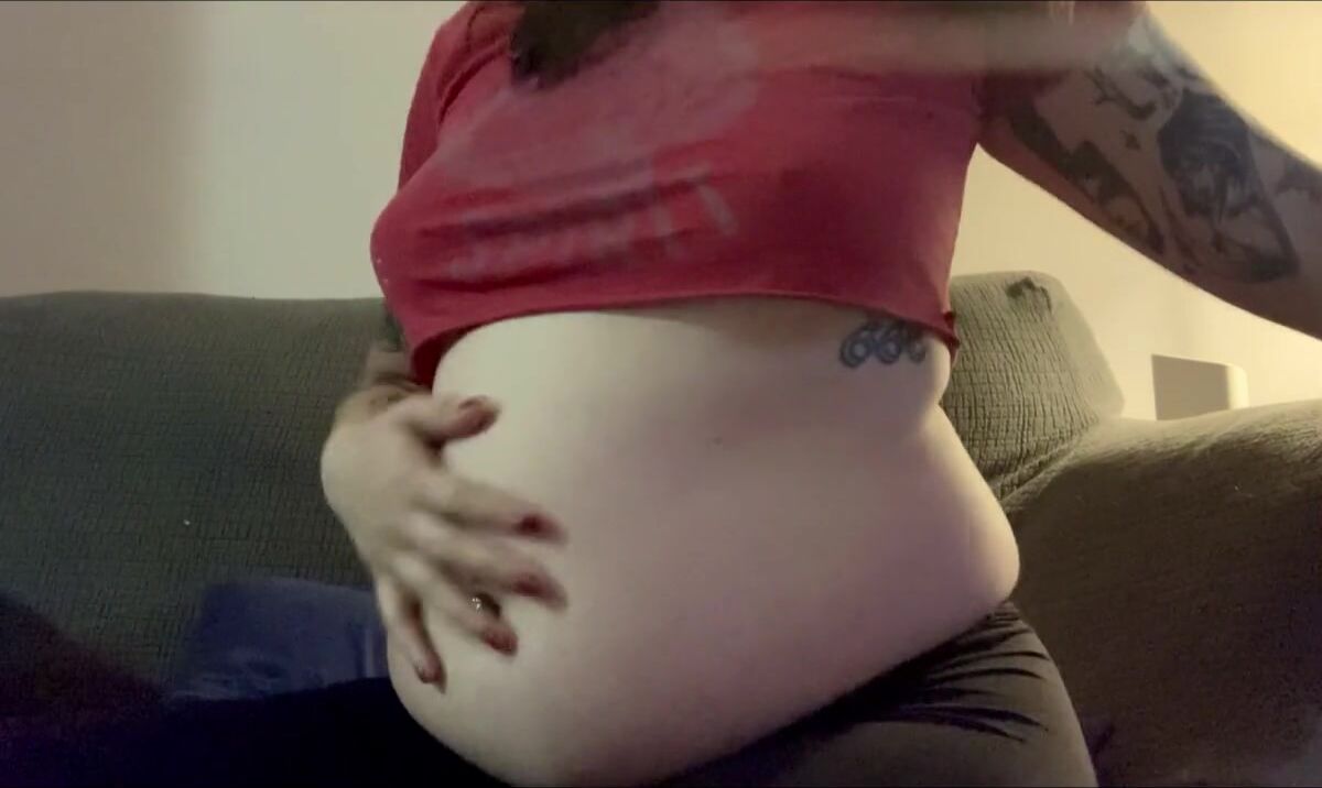 fat chat with a stuffed belly