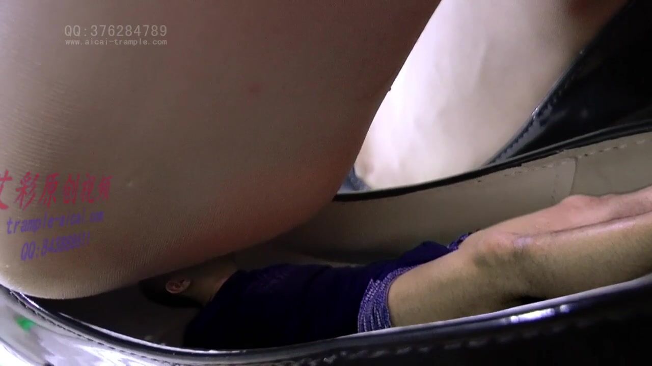 Aicai trample feet