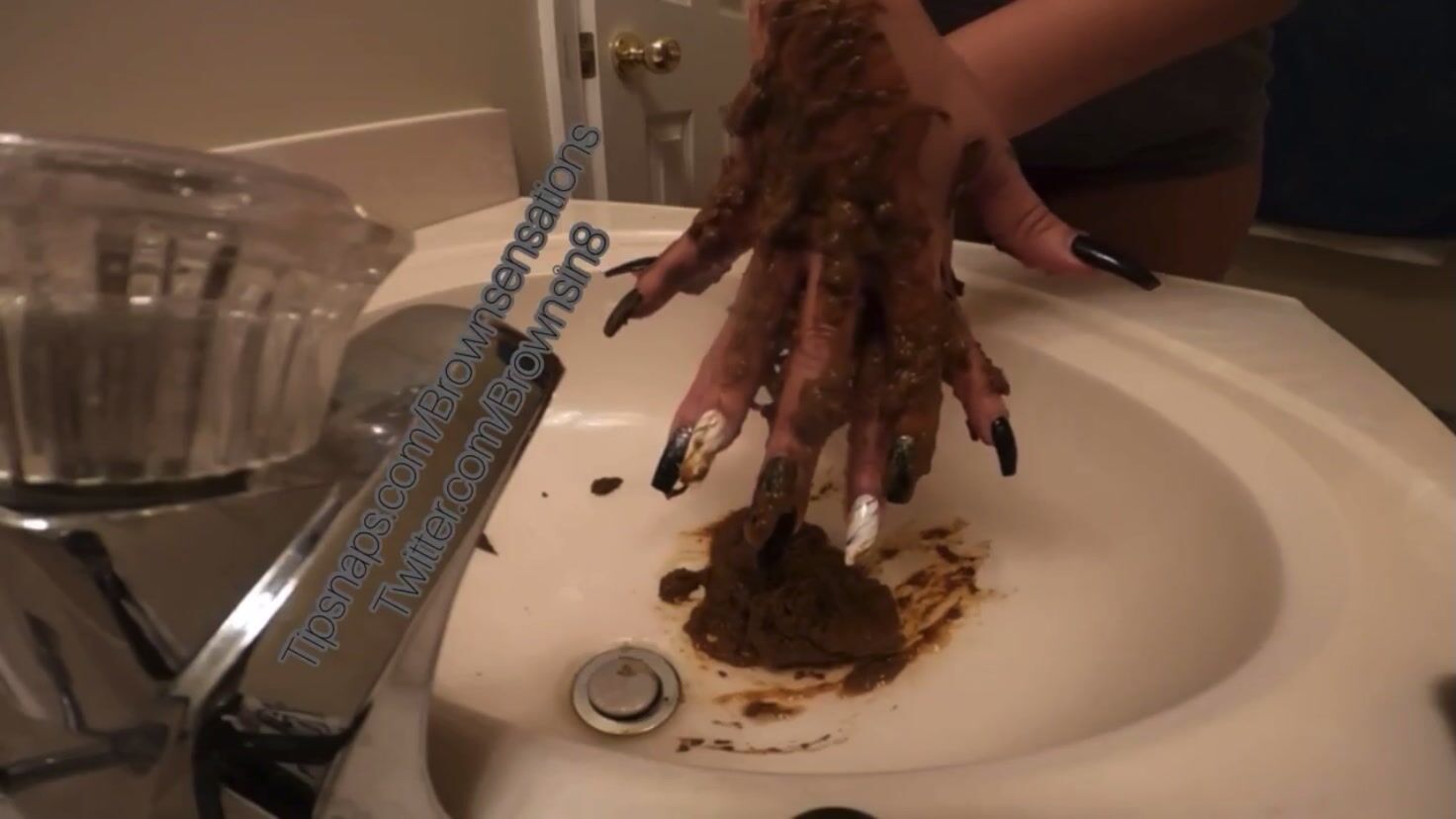 Brownsensations – Shitting in the sink and washing my hands in it