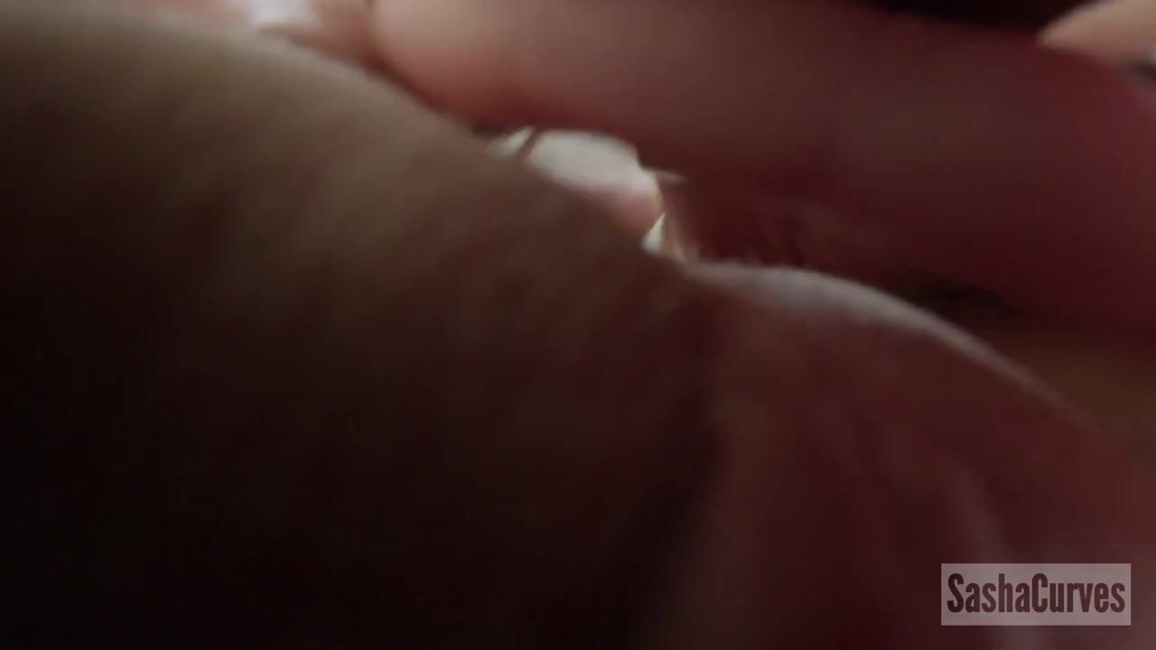 Sasha Curves - Unaware Giantess Receives A Valentine Gift