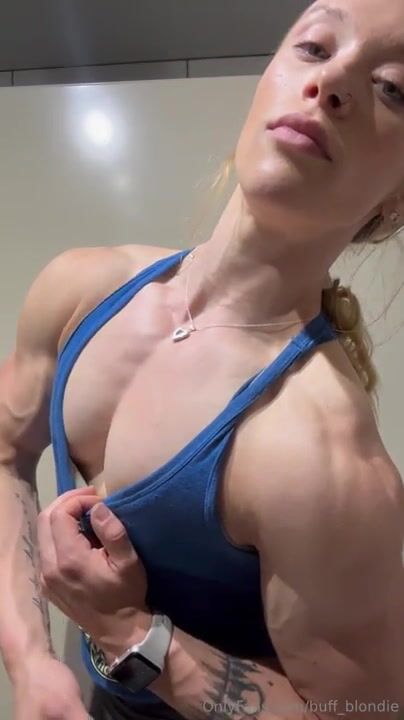 Shredded girl flexing / buff blondie (01)