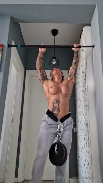 Muscle mommy Pull Ups / Chelsy M (01)