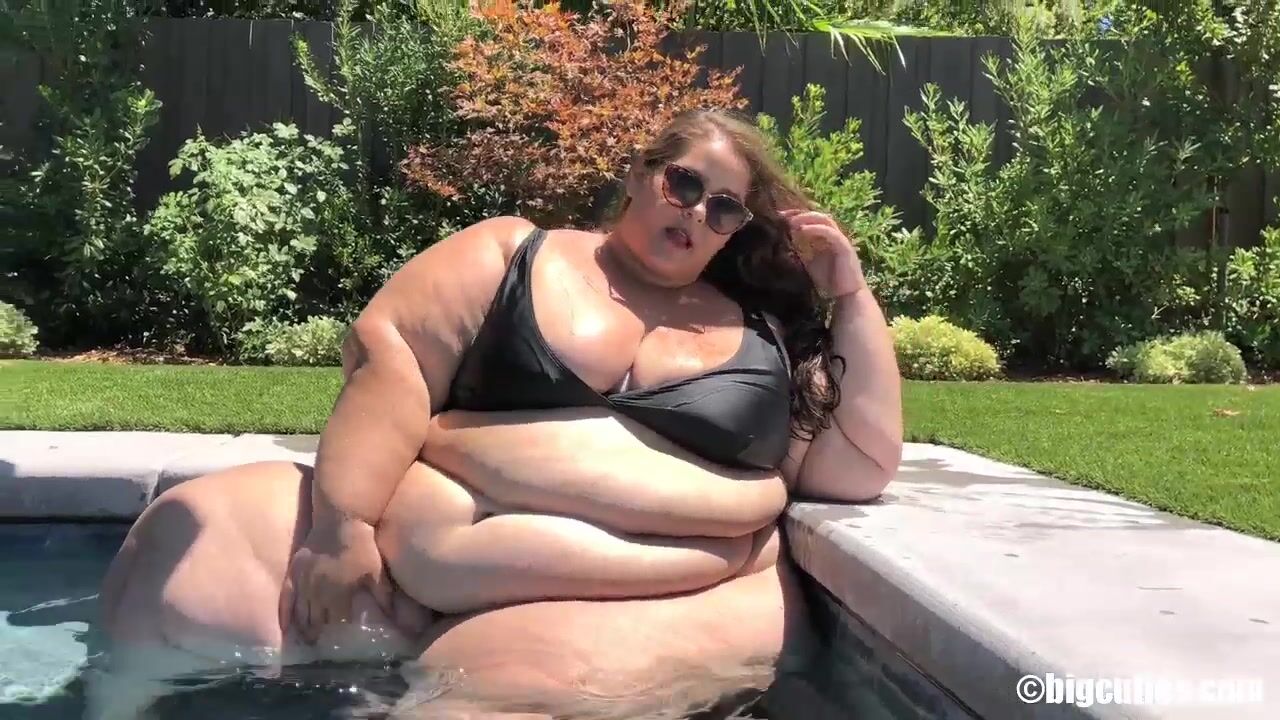 Boberry enjoying the pool
