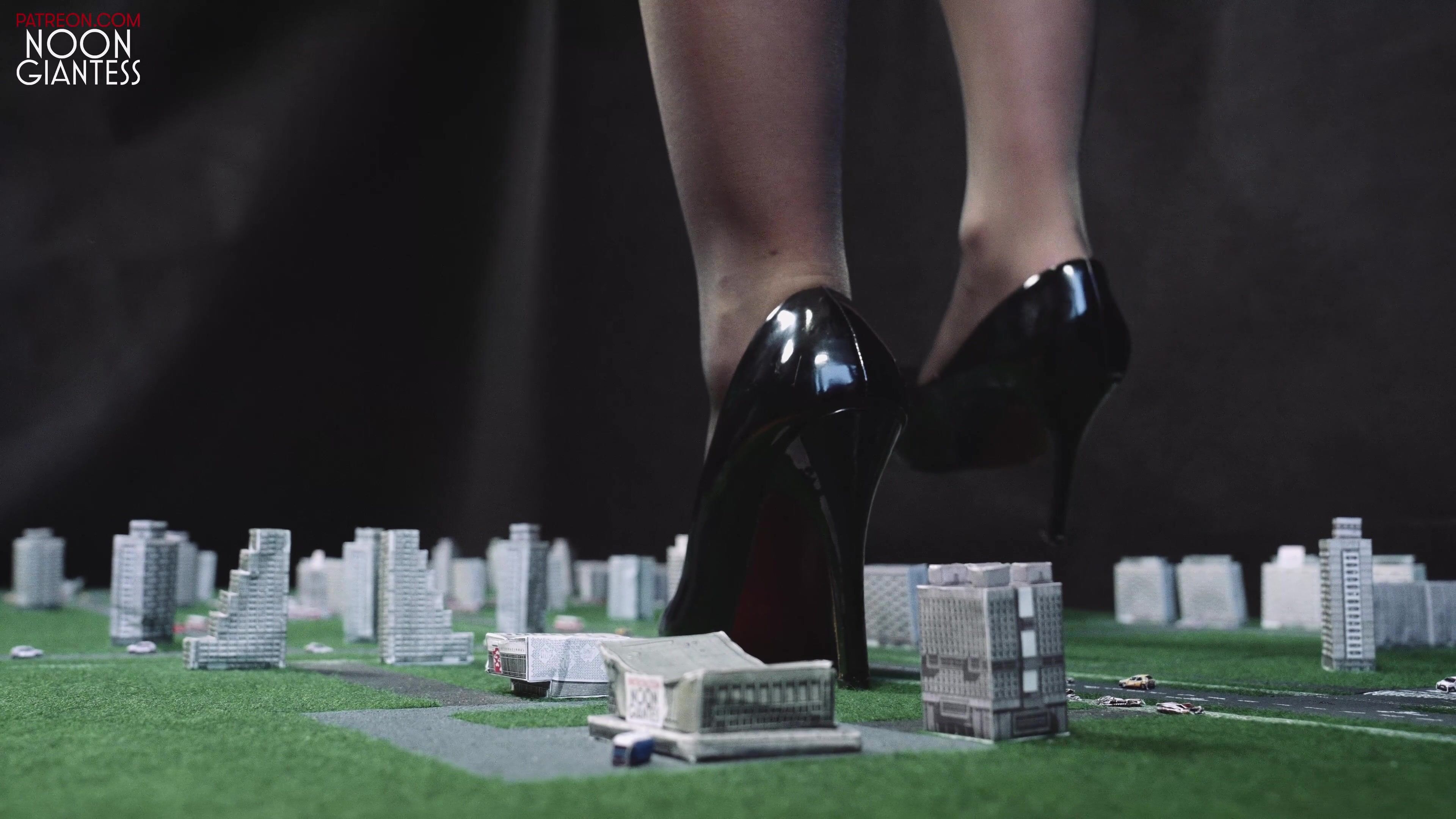 Noon Giantess - Don’t stop her now